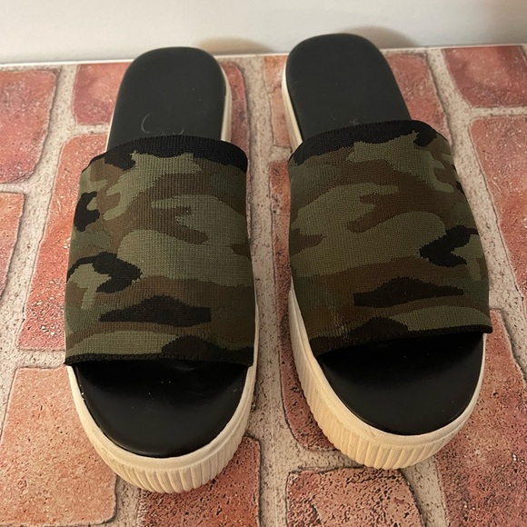 Women's Jessica Simpson Ezira Flat Platform Slide Sandal in Camo Size 8.5 - Picture 1 of 4